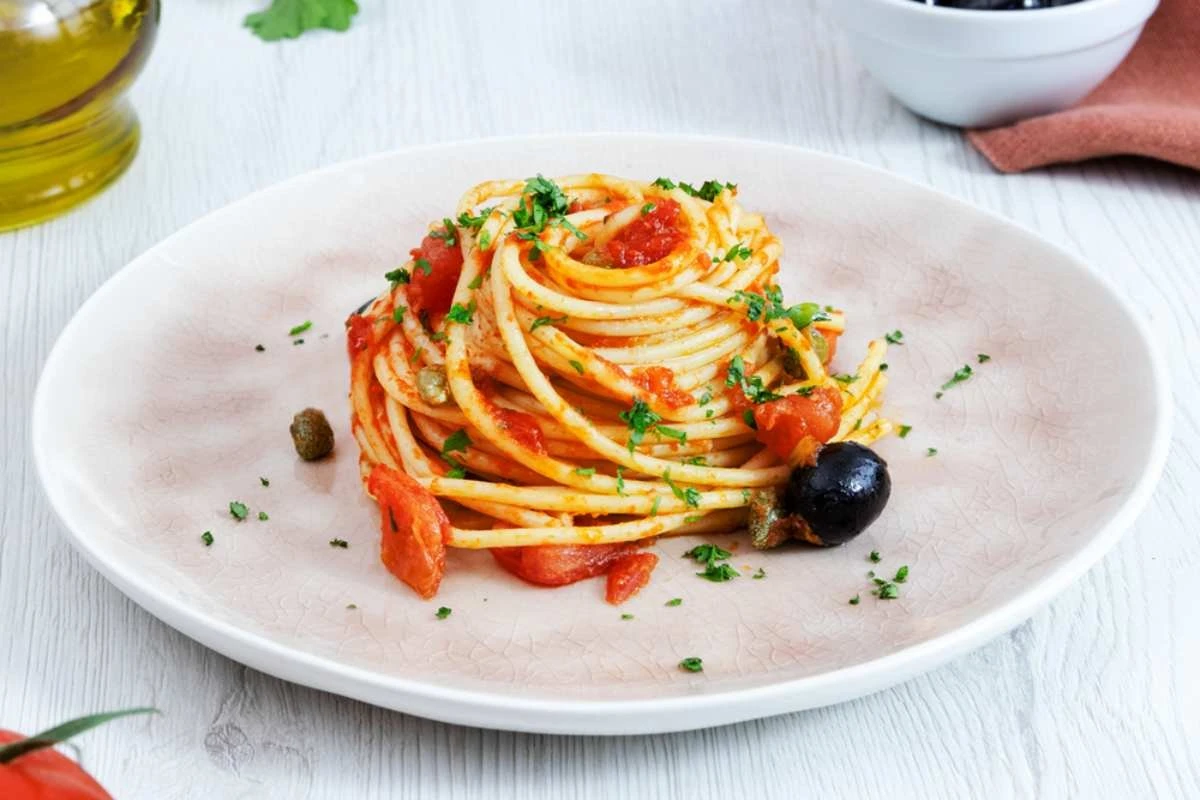 Delicioso! Faça em casa a receita do clássico espaguete à puttanesca