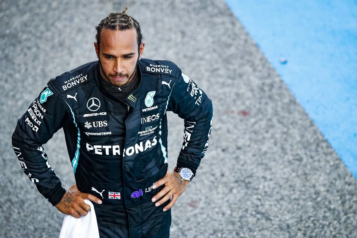 Pressão? Hamilton afirma estar relaxado em briga com Verstappen