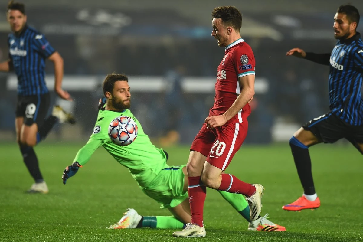 Substituto de Firmino brilha em triunfo do Liverpool; Jesus volta com gol
