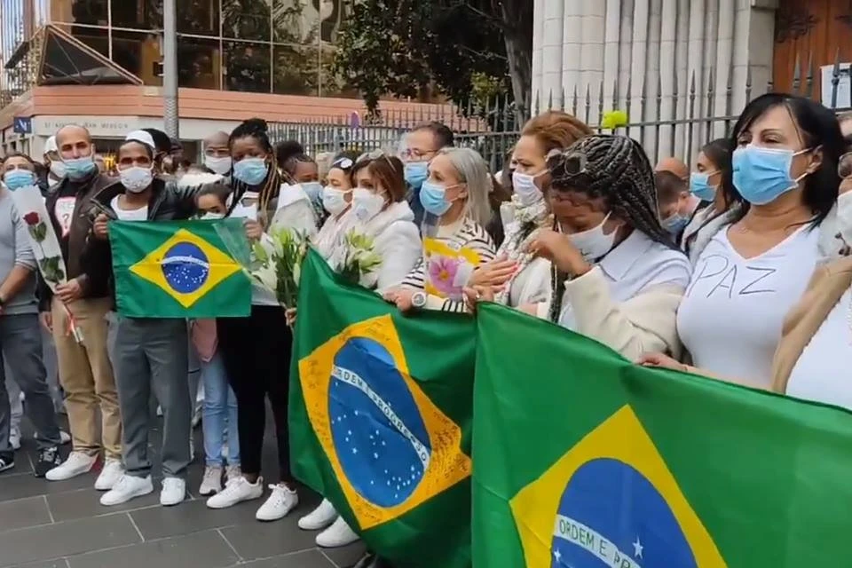 Amigos homenageiam brasileira morta em atentado na França e pedem paz