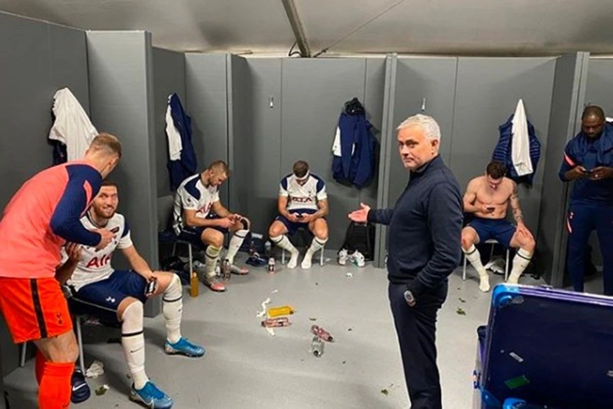 “Sinal dos tempos”, diz Mourinho sobre jogadores do Tottenham ao celular