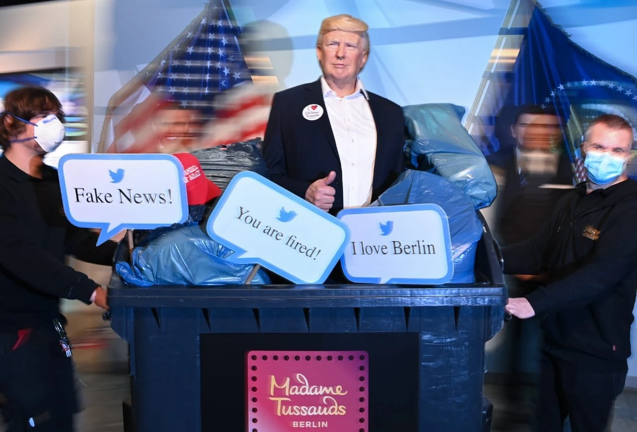 Às vésperas das eleições nos EUA, museu põe estátua de Trump no lixo