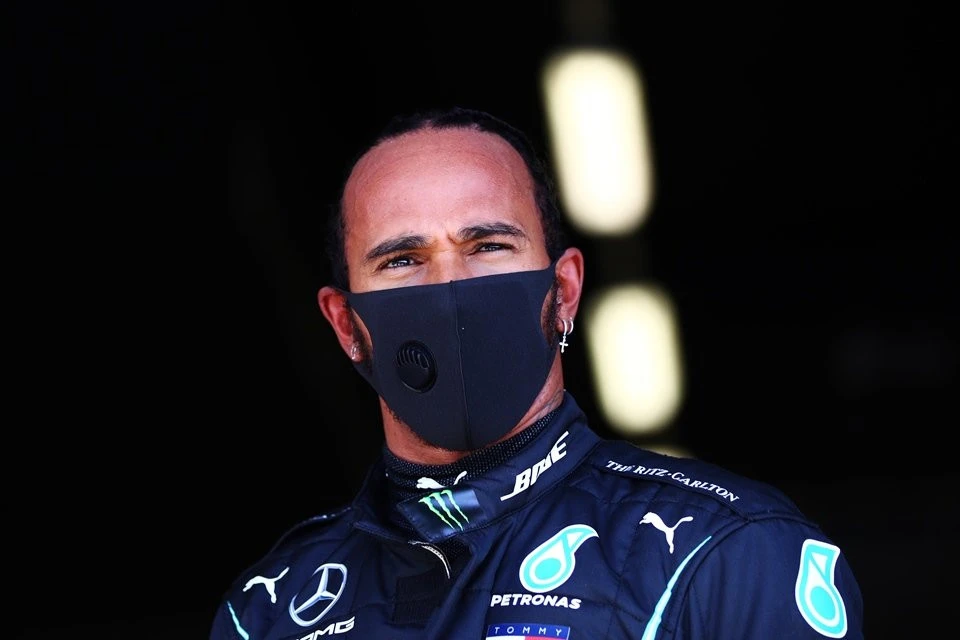 Hamilton quer viajar menos e ficar mais em casa para renovar com Mercedes