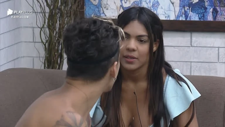 A Fazenda 12: após reconciliação, Biel e Tays vão para debaixo do edredom