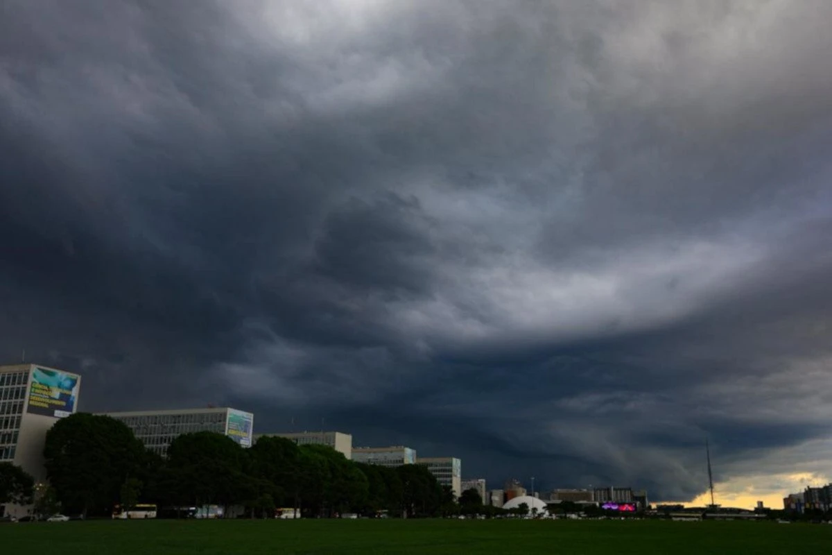 Inmet alerta para chuva intensa e ventos de até 100km/h no Distrito Federal