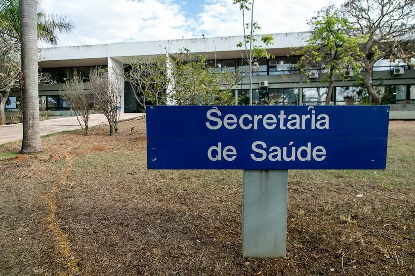 Saúde do DF alerta servidores sobre falta de reagentes para 31 exames