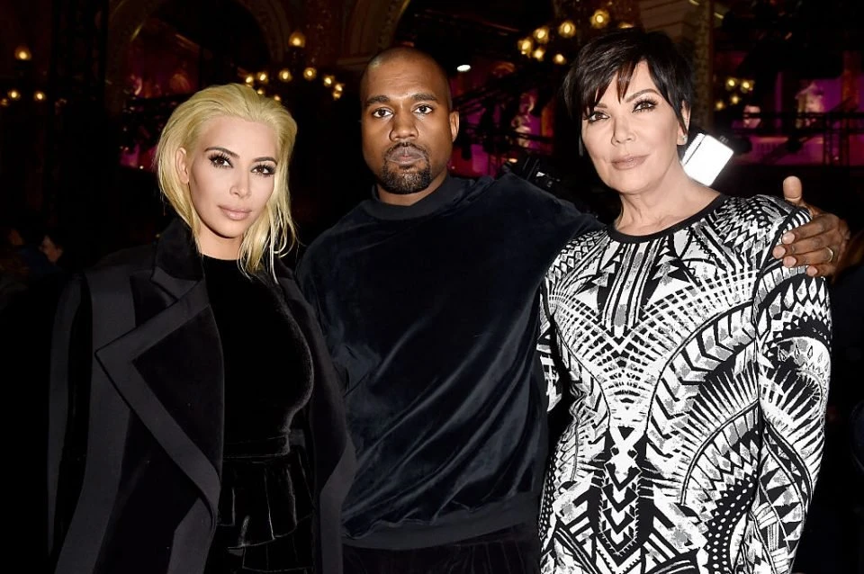 Kris Jenner revela reação da família após Kim ganhar holograma do pai