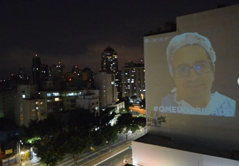 Imagens de médicos vítimas da Covid-19 serão projetadas em prédio de SP