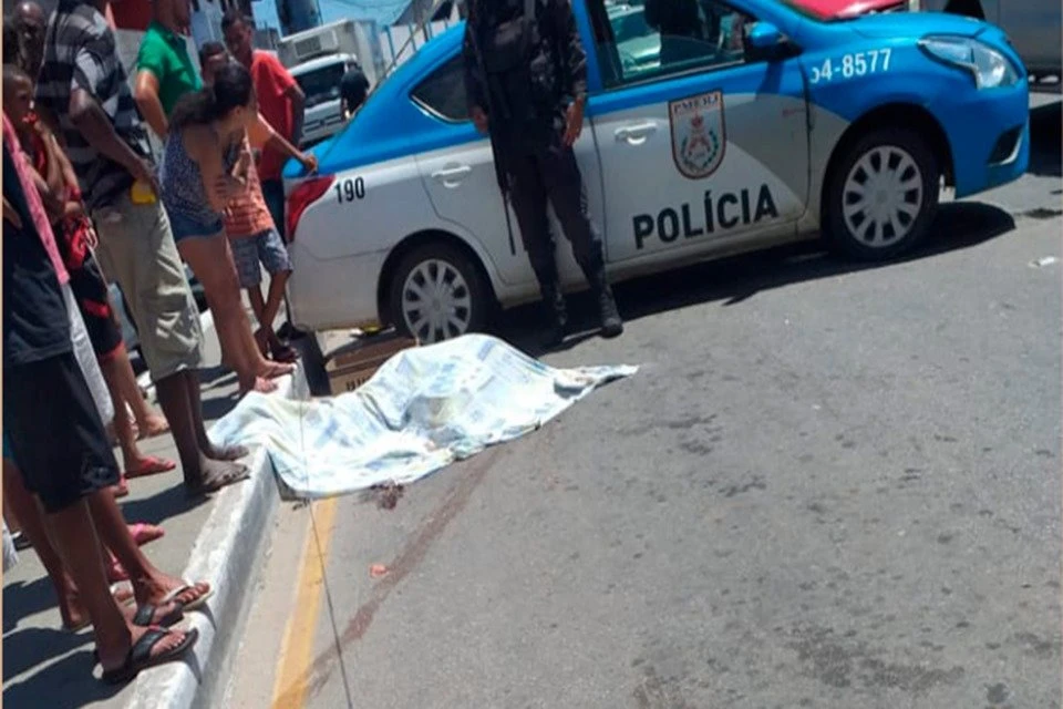 Mulher passal mal, desmaia e morre atropelada no Rio