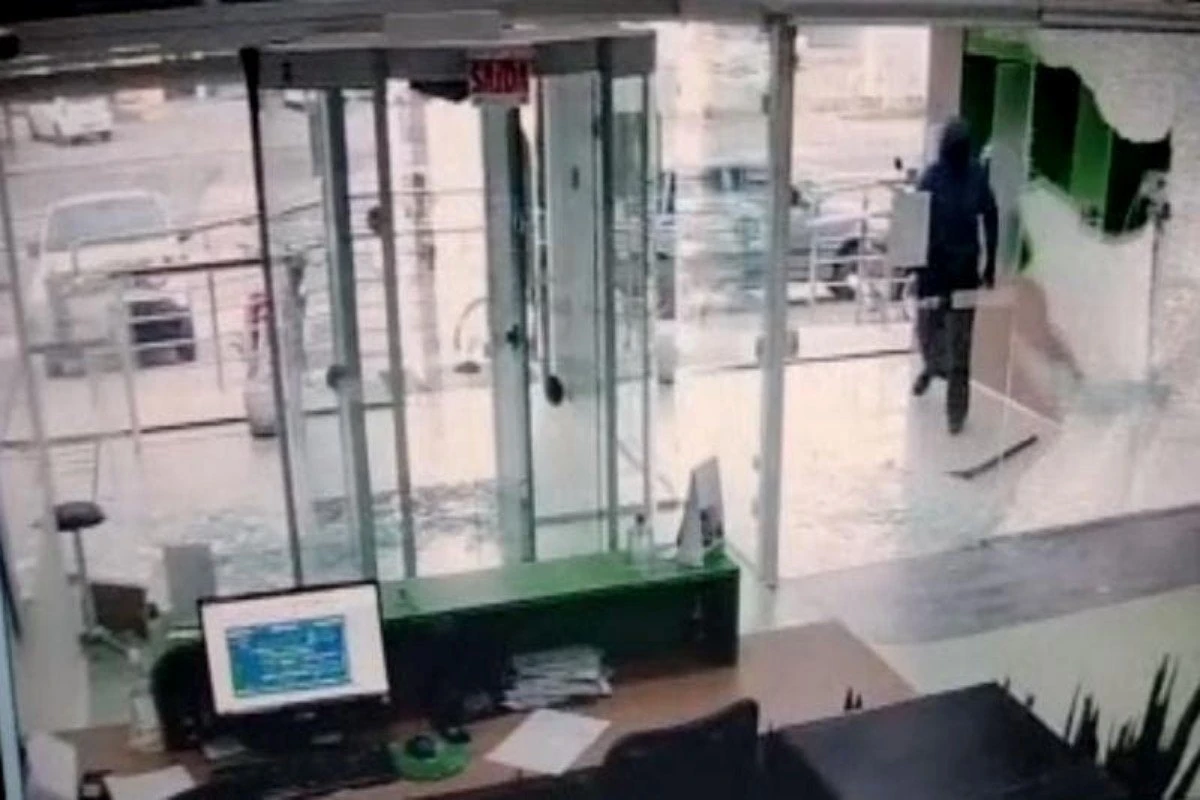 Vídeo: homem atira contra vidraça em assalto a agência bancária em SC