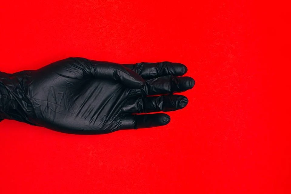 Desumanização fetichista: entenda a cultura rubber e o tesão por látex