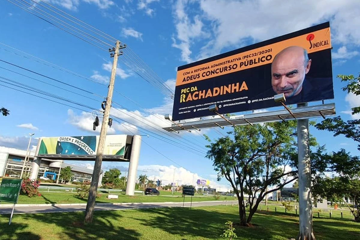 Outdoor usa foto de Queiroz em campanha contra reforma: “PEC da Rachadinha”