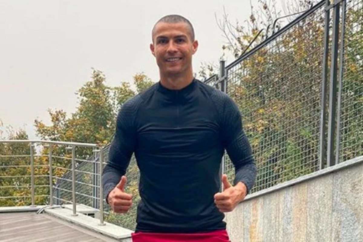 Cristiano Ronaldinho? CR7 muda o visual e aparece careca na quarentena