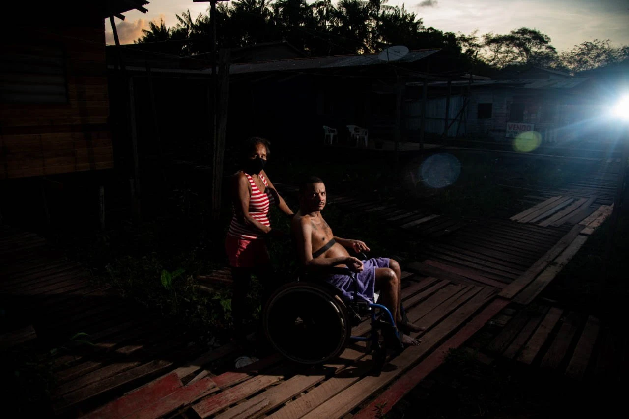 AP: sem luz e com calor extremo, cadeirante opta por dormir fora de casa