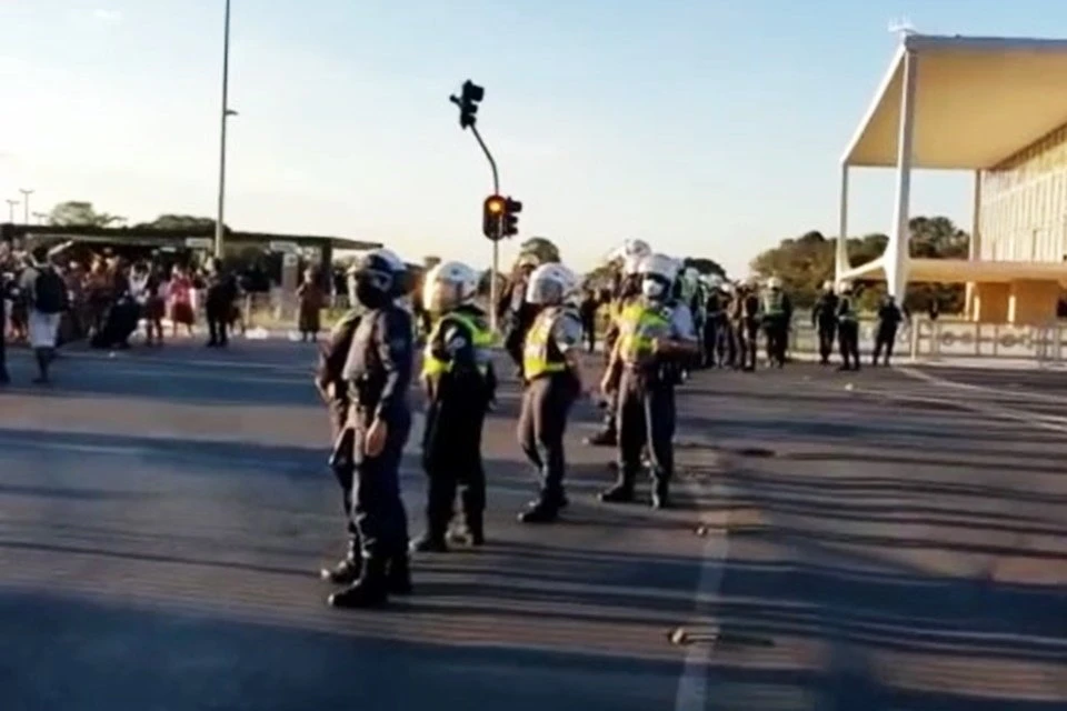 Vídeo: protesto indígena bloqueia trecho da Esplanada nesta quinta