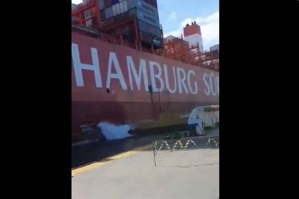 Vídeos: navio de contêineres bate na estação de balsas de Guarujá