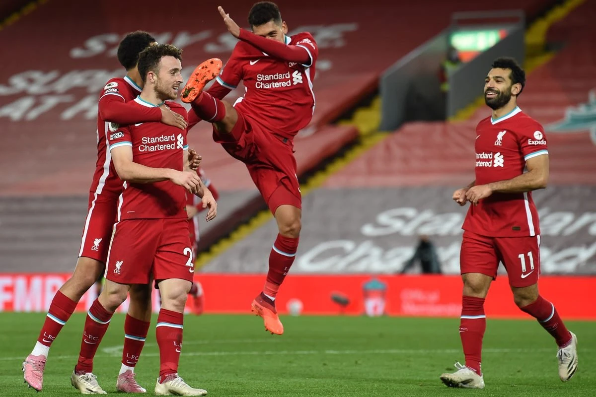 Com volta de Alisson e gol de Firmino, Liverpool vence de virada no Inglês