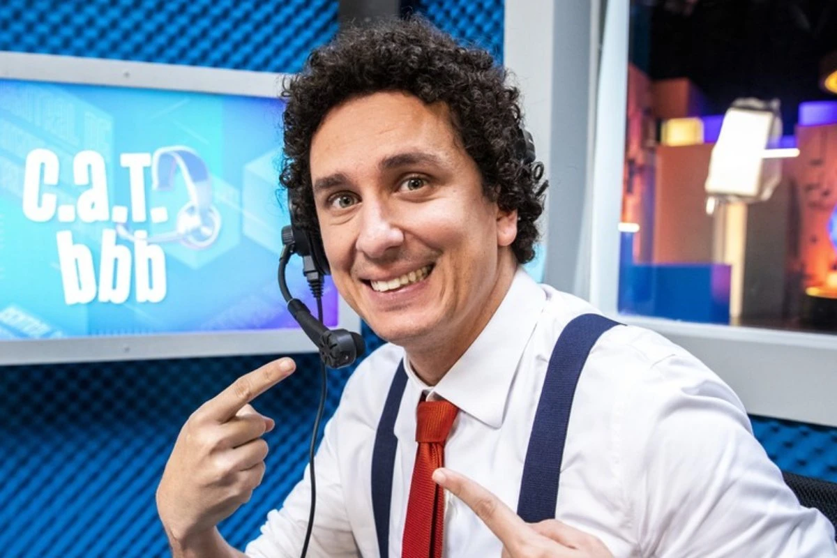 Rafael Portugal surpreende ao surgir irreconhecível de barba e cabelo liso