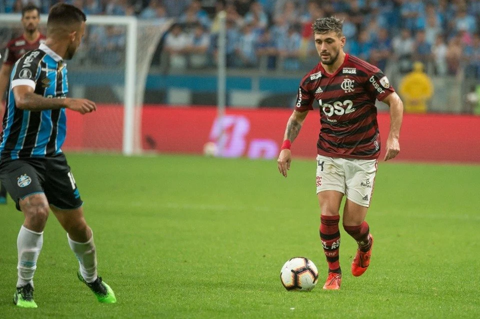 Arrascaeta deve reforçar o Flamengo em jogo decisivo contra o Internacional