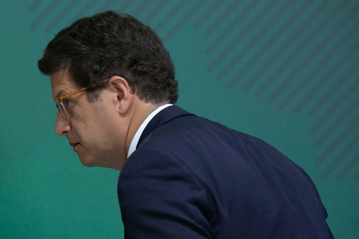 Ricardo Salles é mais um na lista que Bolsonaro deixou se afogar