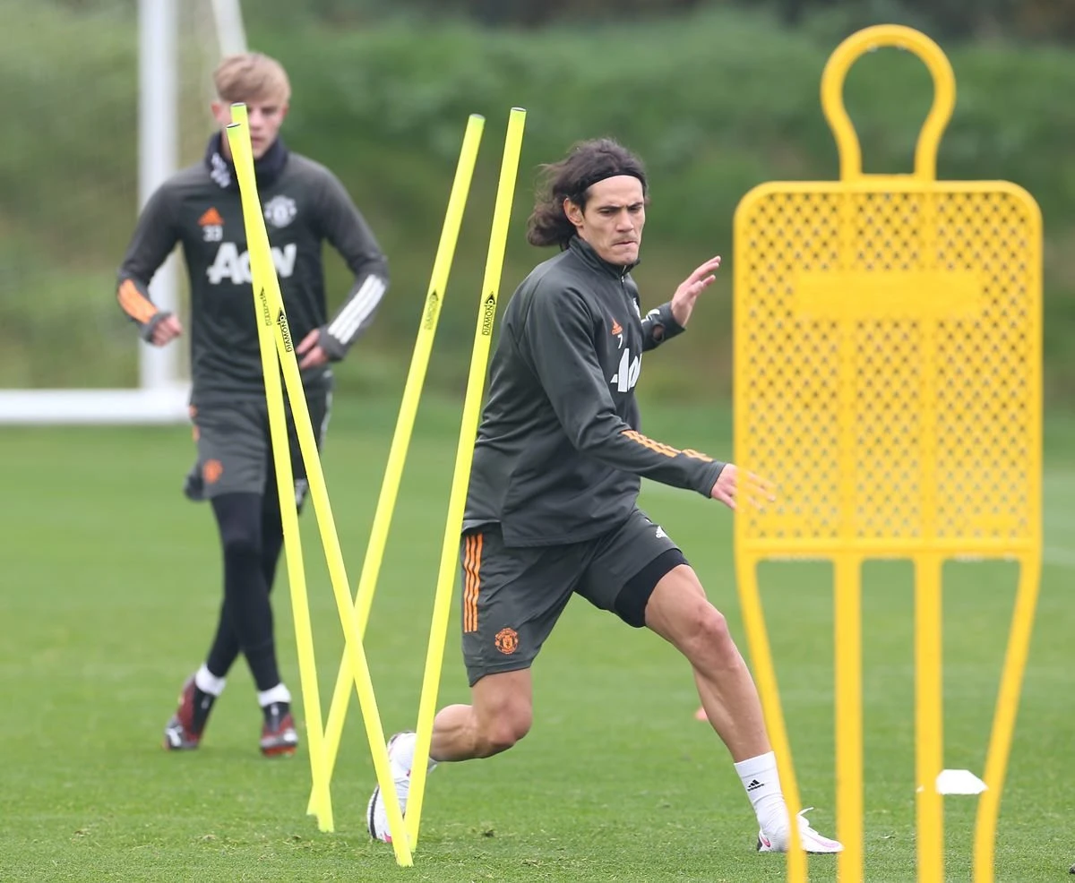 Cavani estreia pelo United diante do PSG nesta terça; Neymar também joga