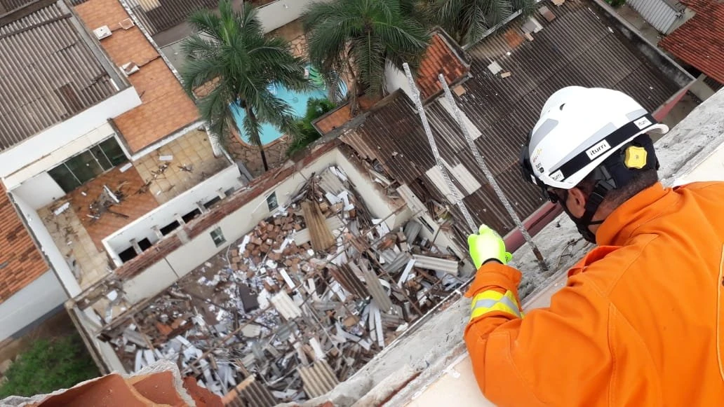 Caixa d’água se rompe em prédio e destrói telhados de casas vizinhas no DF
