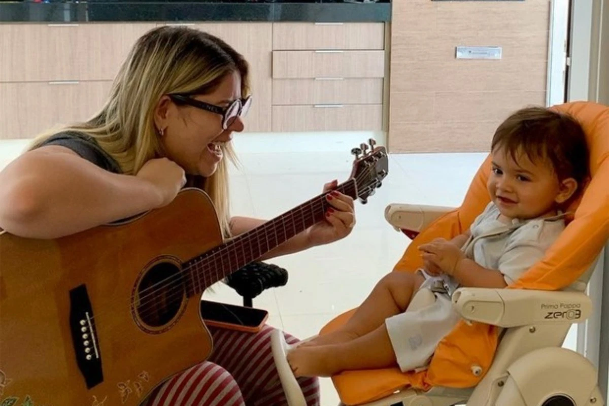 Vídeo: Marília Mendonça compõe canção para comemorar 11 meses de Léo