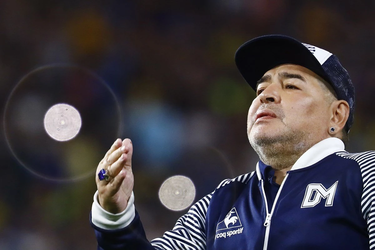 Após cirurgia, Maradona tem alta e vai tratar dependência de álcool em casa