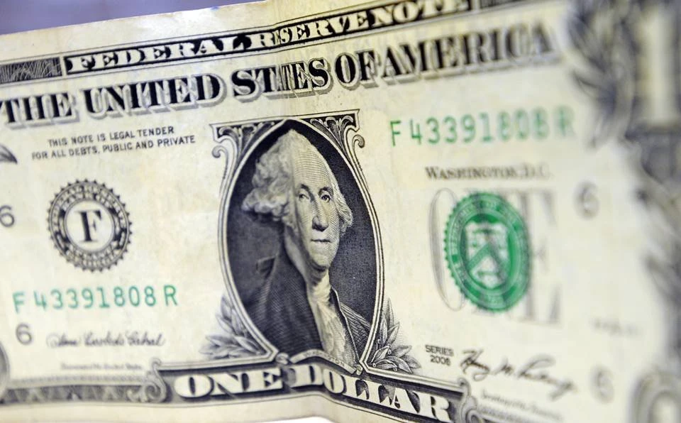 Dólar cai de novo e chega a R$ 4,90, menor valor em mais de um ano