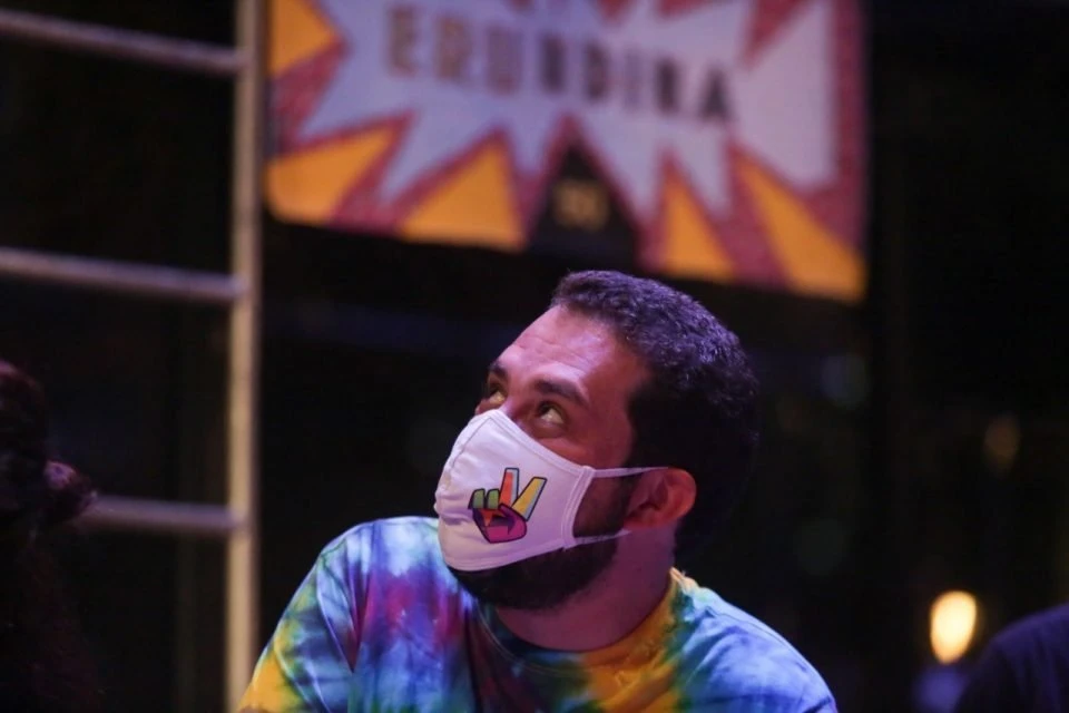 No Teatro Oficina, Boulos recebe apoio de artistas em São Paulo