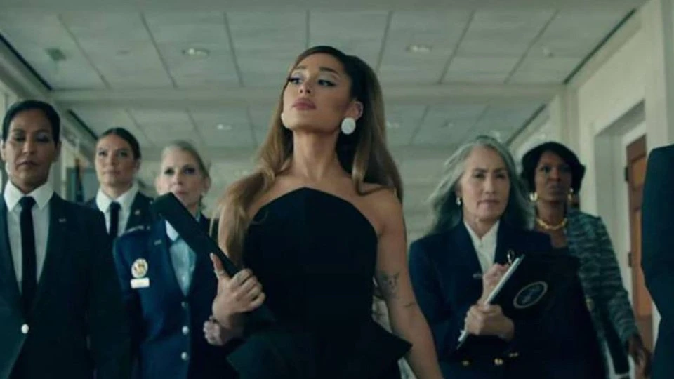 Ariana Grande vira presidente dos EUA e defende as mulheres em novo clipe