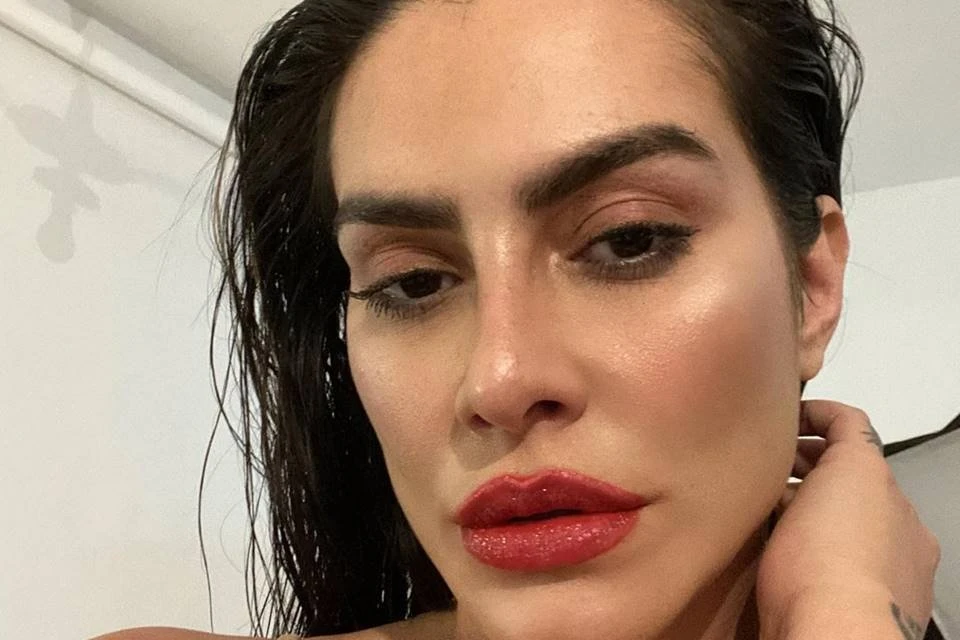 Em pose sensual, Cleo (ex-Pires) faz revelação sobre “partes íntimas”
