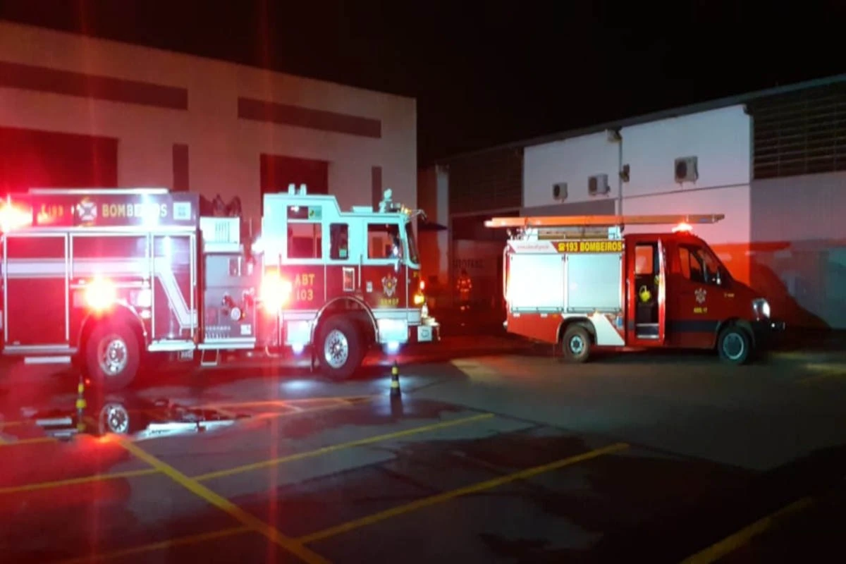 Bombeiros combatem princípio de incêndio em prédio do DF
