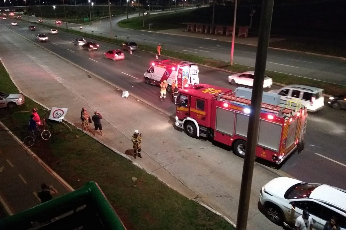 Atropelamento com morte e batidas travam trânsito na EPTG