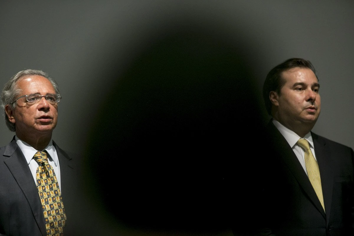 “Paulo Guedes está isolado na defesa do teto de gastos”, diz Maia