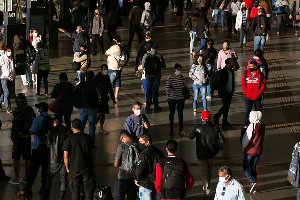 Controle da Covid-19 com imunidade de rebanho é “falácia”, dizem cientistas