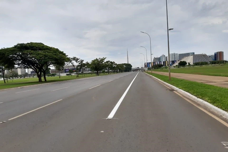 Faixa exclusiva para ônibus começa a ser implementada no Eixo Monumental