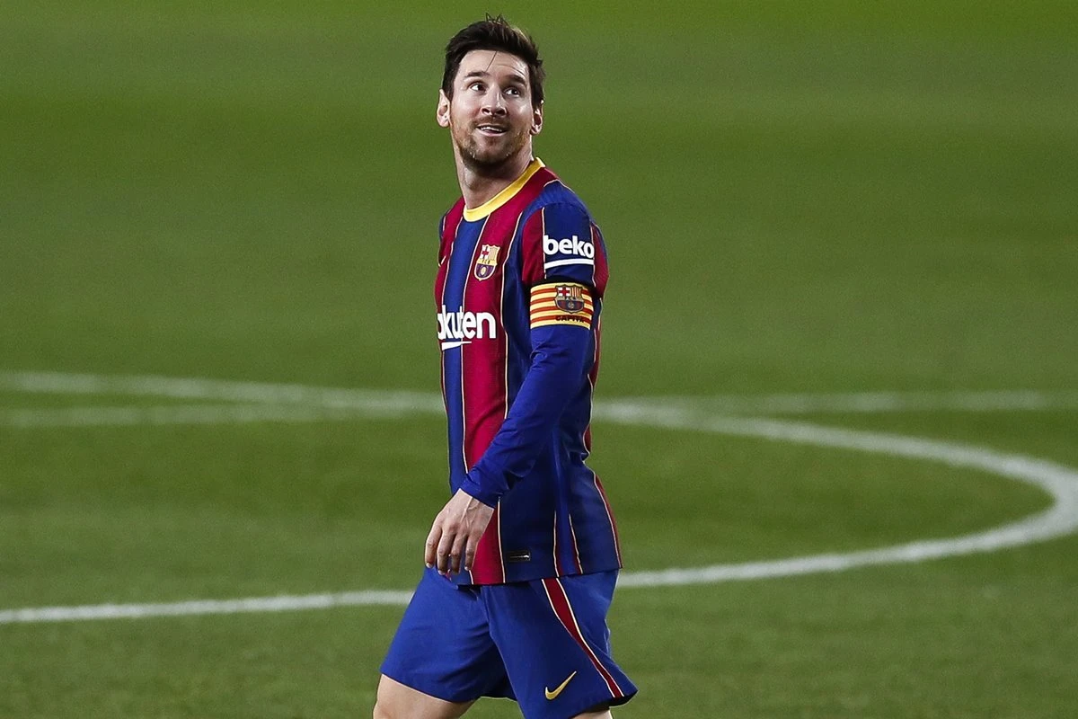 Messi sai do banco, faz dois e Barcelona goleia o Bétis