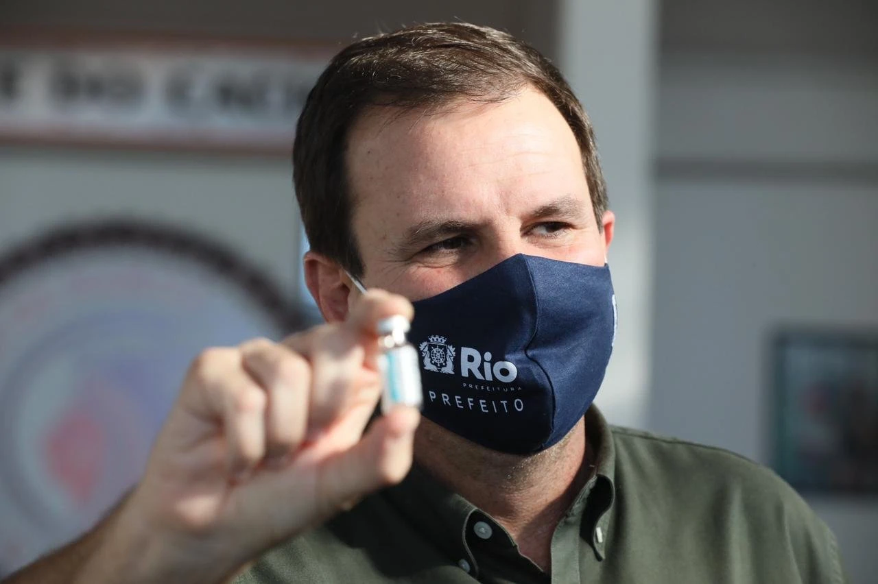 ”Malandragem demais atrapalha”, diz Paes sobre fura-filas de vacina