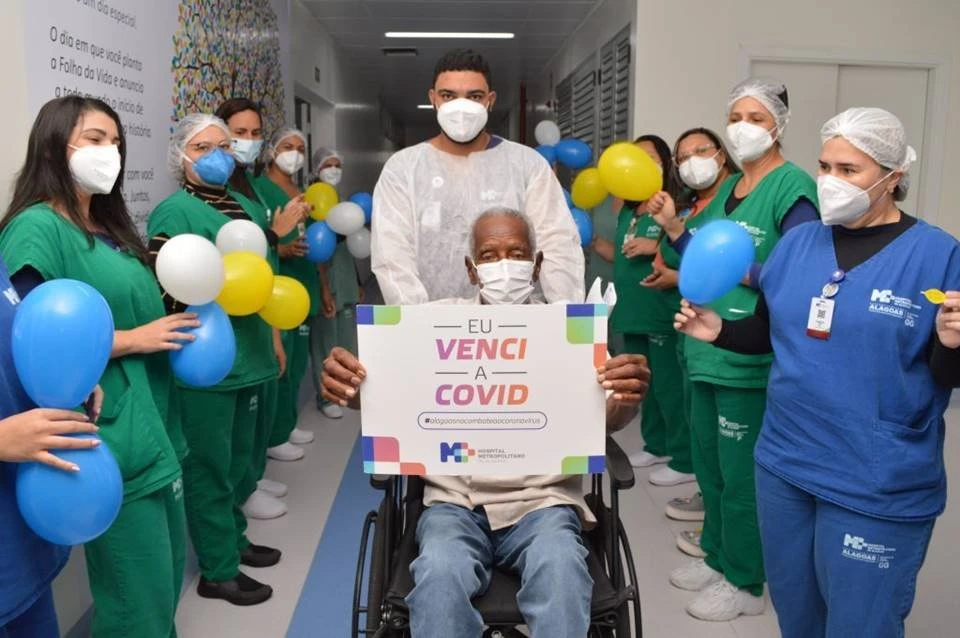 Idoso de 115 anos recebe alta de hospital após se recuperar da Covid