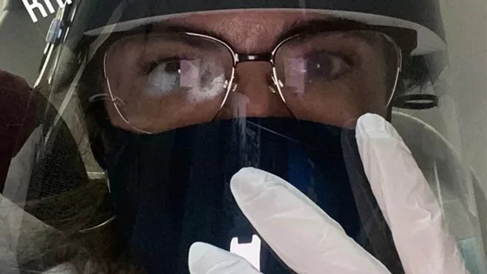 Luciana Gimenez aparece superprotegida em voo ao deixar Tanzânia