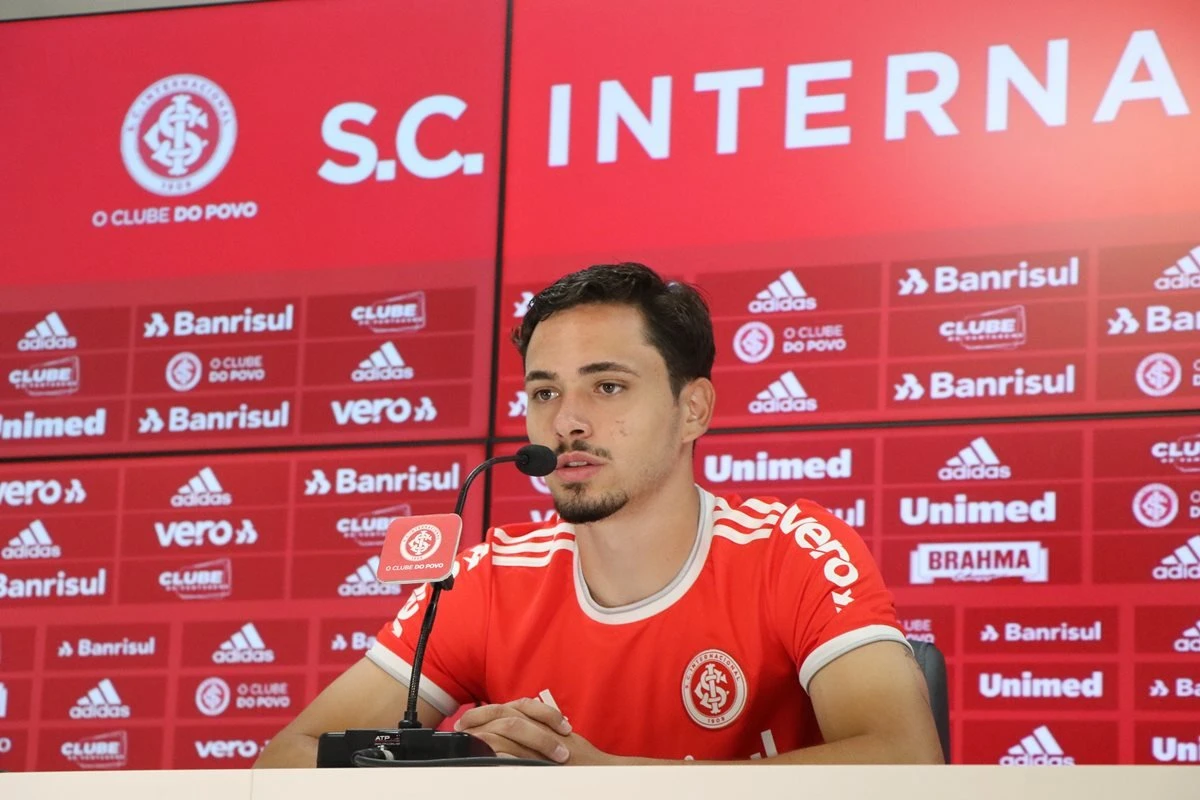 Inter anuncia contratação de Mauricio e renova com Galhardo e Edenílson