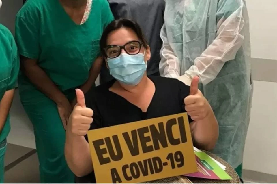 Atriz Simone Gutierrez recebe alta após 7 dias internada com Covid-19