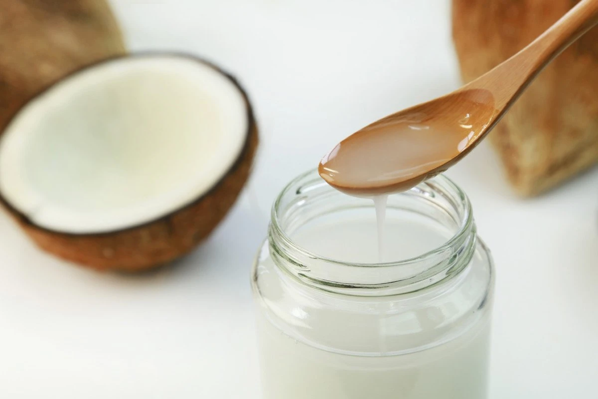 Conheça 5 benefícios do óleo de coco e saiba como usá-lo corretamente