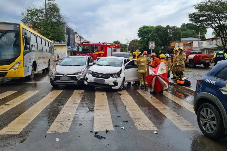 Acidente com três veículos deixa motorista ferida na Asa Sul