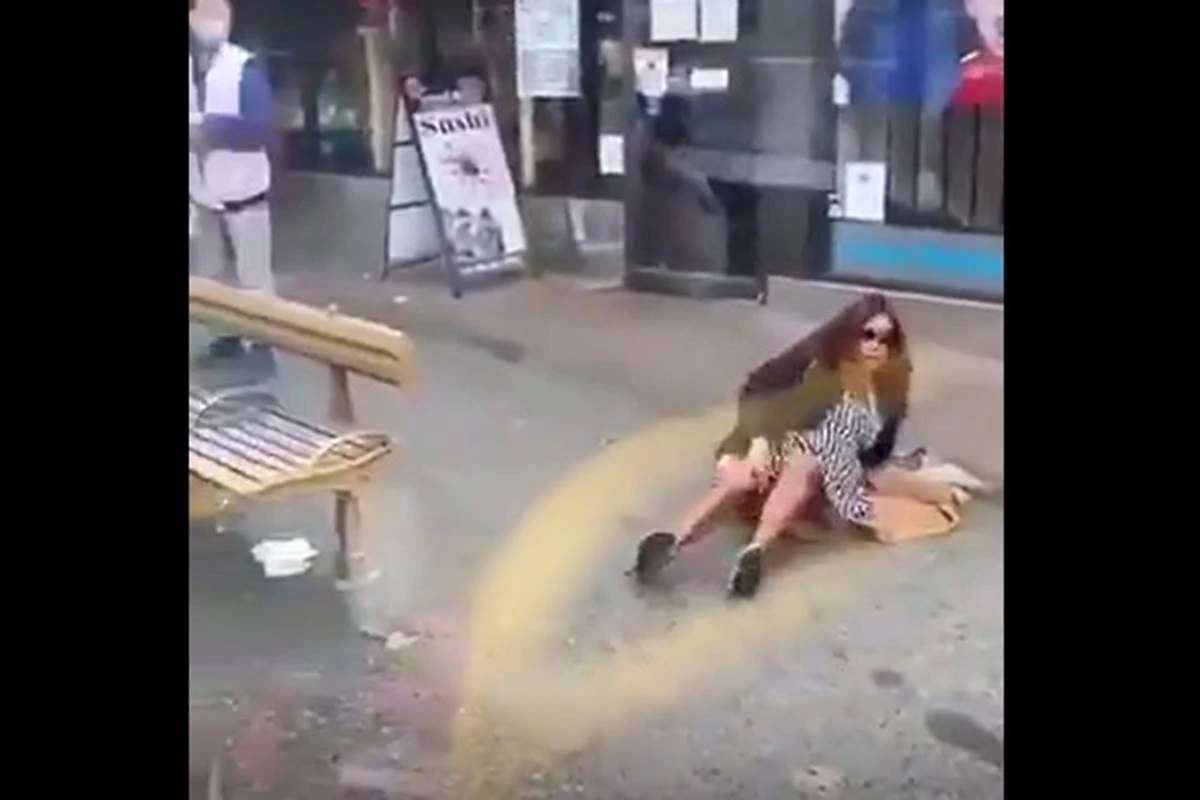 Mulher sem máscara cospe em passageiro e é jogada para fora de ônibus