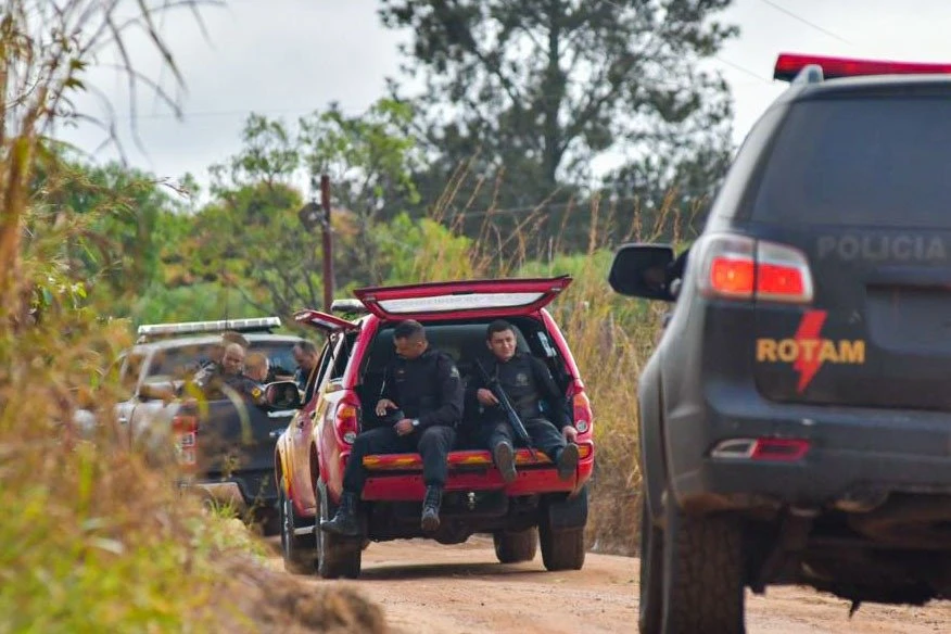 Vídeo: polícia faz buscas em mata onde morador viu Lázaro