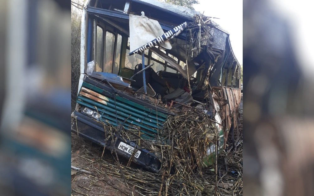 Acidente entre carreta e ônibus deixa 37 feridos em Goiás