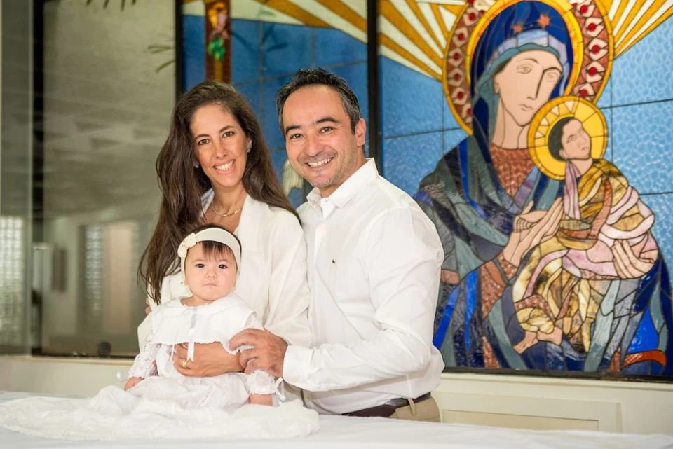 Manhã de bênção: Juliana e Tiago Yamamoto batizam a filha Julia Sayuri