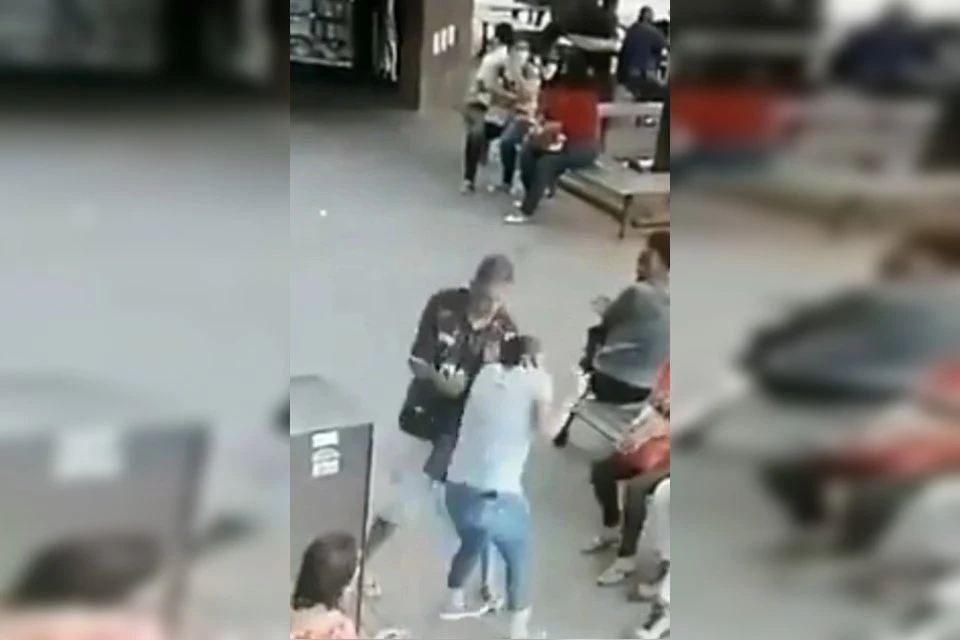 Homem assedia, agride mulher em praça e população reage